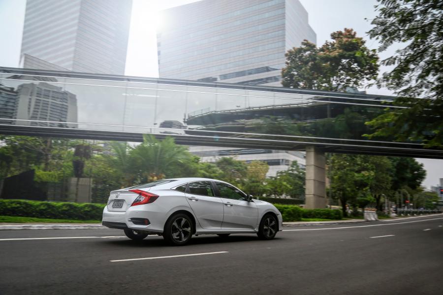  Honda Civic EXL Sedan (FC) 2016 года  (LA) (фото 17 из 41)